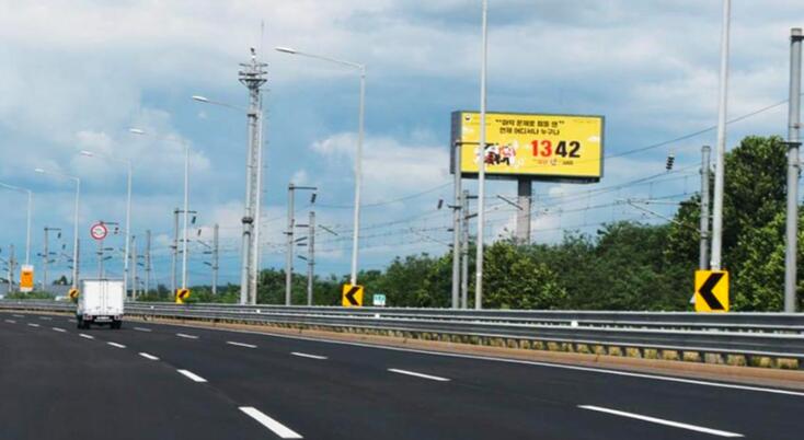 機場高速大牌廣告